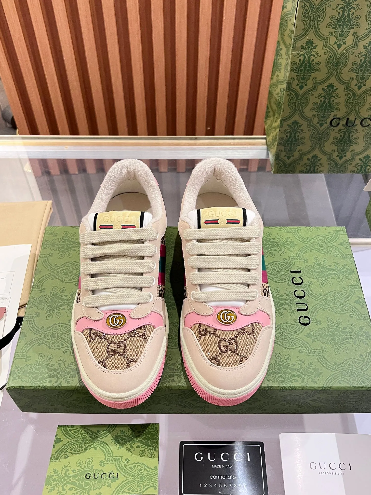 👟👟Ex-factory price 540👟👟 ⚡️Gucci Dirty Shoes Top factory quality, impeccable at the counter, the comfort is incredible. Retro distressed elements, washed retro logo on the tongue, metal double LOGO, 99% recognizable, full of Gucci elements; terry cloth lining, cowhide foot pads and 3mm latex are much more comfortable than real leather shoes. Environmentally friendly TPU wear-resistant outsole, soft and elastic. The inside of the tongue is made of imported elastic bands, which have great tension and won't strangle your feet. I don't develop the shoes without the original version. Only by getting the original version can the shoes be accurate and beat the market version instantly. Every stitch and every stitch is very tight and full. The debugging process is the most painstaking and requires no less than a hundred modifications before it is adjusted to the perfect state so that it can be worn comfortably by all foot types! Size 35-40 women’s model)